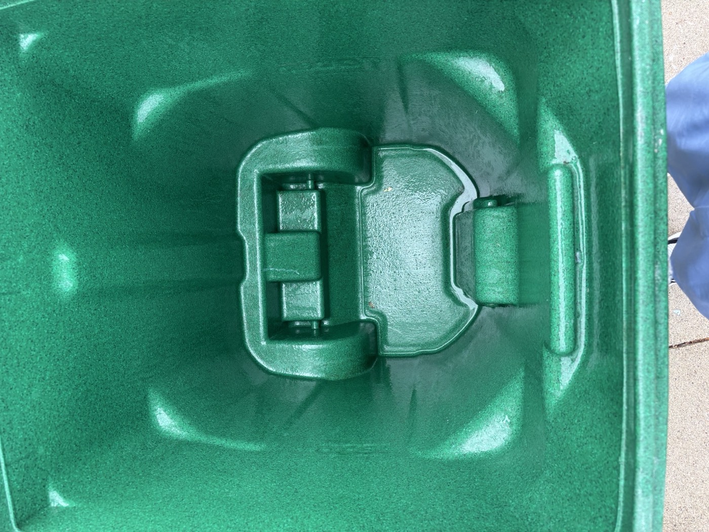 Same recycling bin interior after cleaning, rinsed and fresh